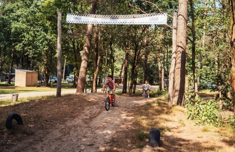 Camping met crossbaan